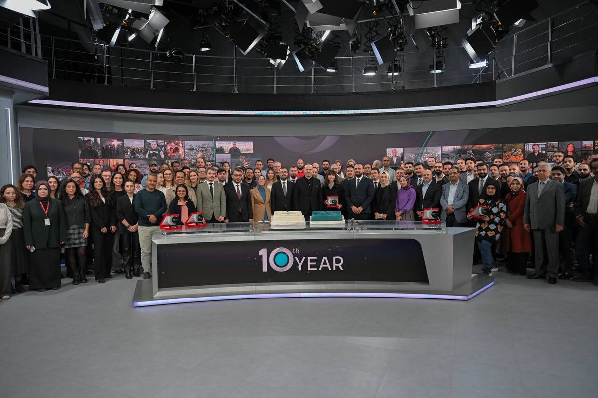 TRT World’ün 10. yaşı vesilesiyle, kanalımıza emek veren ekibimizle bir araya geldik.

YouTube’da 10 milyon aboneye ulaşarak dünyanın en çok izlenen İngilizce haber kanallarından biri haline gelen <a href="/trtworld/">TRT World</a>’ün başarılarında emeği olan tüm mesai arkadaşlarımı kutluyorum.