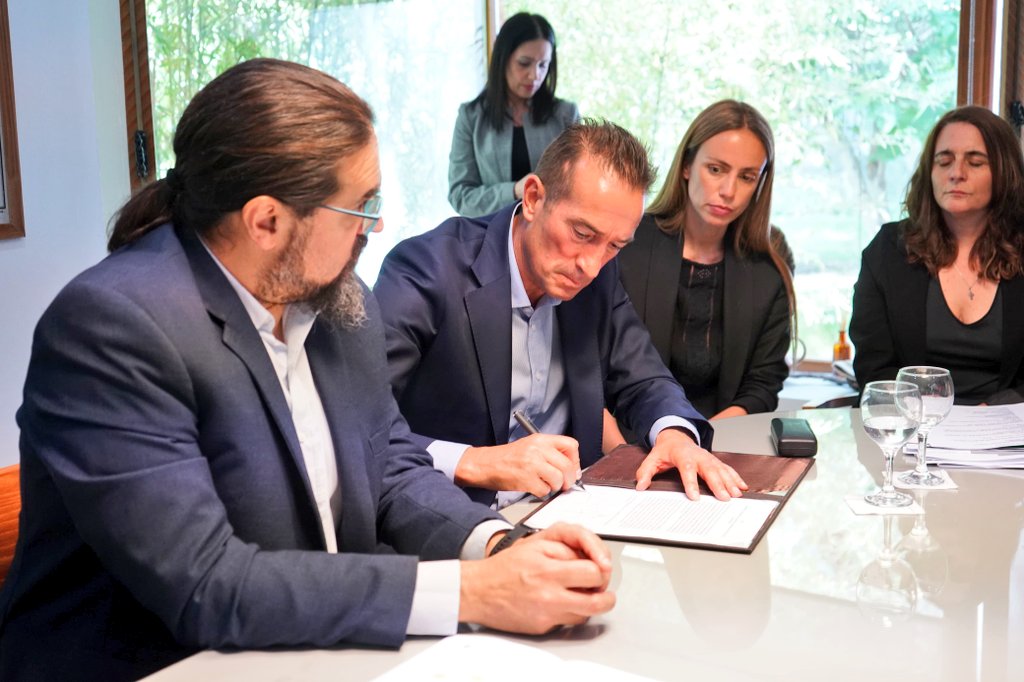 Rolo_Figueroa's tweet photo. TRABAJANDO CON LOS MUNICIPIOS

Estamos comprometidos en fortalecer la infraestructura y el bienestar de nuestras comunidades. Por eso, firmamos convenios con los intendentes de Cutral Co y Plaza Huincul para la realización de dos importantes proyectos bajo la modalidad de ‘Obra Delegada’. 

En Cutral Co, se desarrollará un nuevo SUM y refacciones varias en la EPET Nº1. Este edificio será destinado a actividades deportivas, habilitado para competiciones, para la institución educativa y la comunidad en general. 

Asimismo, entre ambas localidades se implantará un Nuevo Centro Integral de Atención Oncológica, ubicado dentro del predio del Hospital de Cutral Co – Plaza Huincul, en el límite entre ambas localidades, para brindar una atención de calidad a quienes lo necesitan. 

Seguimos sumando esfuerzos para mejorar la calidad de vida de nuestros vecinos y fortalecer la infraestructura de la región.