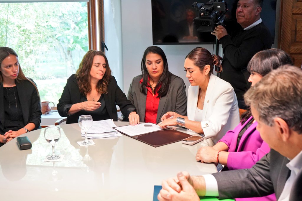 Rolo_Figueroa's tweet photo. TRABAJANDO CON LOS MUNICIPIOS

Estamos comprometidos en fortalecer la infraestructura y el bienestar de nuestras comunidades. Por eso, firmamos convenios con los intendentes de Cutral Co y Plaza Huincul para la realización de dos importantes proyectos bajo la modalidad de ‘Obra Delegada’. 

En Cutral Co, se desarrollará un nuevo SUM y refacciones varias en la EPET Nº1. Este edificio será destinado a actividades deportivas, habilitado para competiciones, para la institución educativa y la comunidad en general. 

Asimismo, entre ambas localidades se implantará un Nuevo Centro Integral de Atención Oncológica, ubicado dentro del predio del Hospital de Cutral Co – Plaza Huincul, en el límite entre ambas localidades, para brindar una atención de calidad a quienes lo necesitan. 

Seguimos sumando esfuerzos para mejorar la calidad de vida de nuestros vecinos y fortalecer la infraestructura de la región.