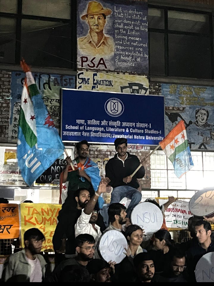 SwaroopSingh002's tweet photo. देश के प्रतिष्ठित जवाहरलाल नेहरू विश्वविद्यालय दिल्ली के छात्रसंघ चुनावों में बाड़मेर के युवा छैल सिंह मगरा ने कांग्रेस के छात्र संगठन एनएसयूआई के बैनर तले काउंसलर का चुनाव जीता। https://t.co/loxBzbDki5