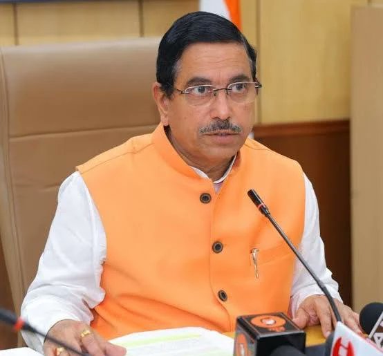 vikunth71423952's tweet image. ಪ್ರಹ್ಲಾದ್ ಜೋಶಿ ಕೇಂದ್ರದ ಸಕ್ಕರೆ ಖಾತೆ ಸಚಿವ ಅಂತೆ. ನನಗೆ ಇವತ್ತು ಸಿಎಂ ಹೇಳಿದ ಮೇಲೆಯೇ ಗೊತ್ತಾಗಿದ್ದು. 
ಕಬ್ಬಿನ ಬೆಲೆ ನಿಗದಿಗೆ ರೈತರು ಹೋರಾಟ ಮಾಡ್ತಾ ಇದ್ದಾರೆ. ಆದರೆ ಜೋಶಿ ಒಂದೇ ಒಂದು ಮಾತನಾಡಿಲ್ಲ. ಕಬ್ಬಿನ ಬೆಲೆ ನಿಗದಿ ಮಾಡುವ ಅಧಿಕಾರ ಇರುವುದೇ ಕೇಂದ್ರದ ಕೈಯಲ್ಲಿ. @JoshiPralhad ಕೈಯಲ್ಲೇ ಇದೇ. ಆದ್ರೂ ಮೌನ ಯಾಕೆ?