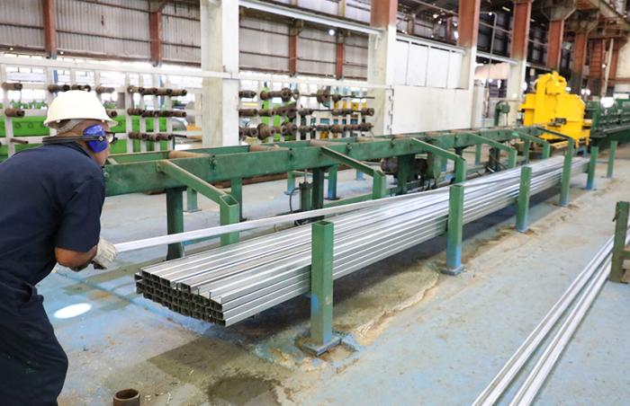 🛠️🏠| Produce Metunas componentes de techos para damnificados del oriente cubano.

👉 Para cumplir esa meta se dispone de 1 282 toneladas de bobinas de acero galvanizadas.

🔗 acortar.link/WgktyK