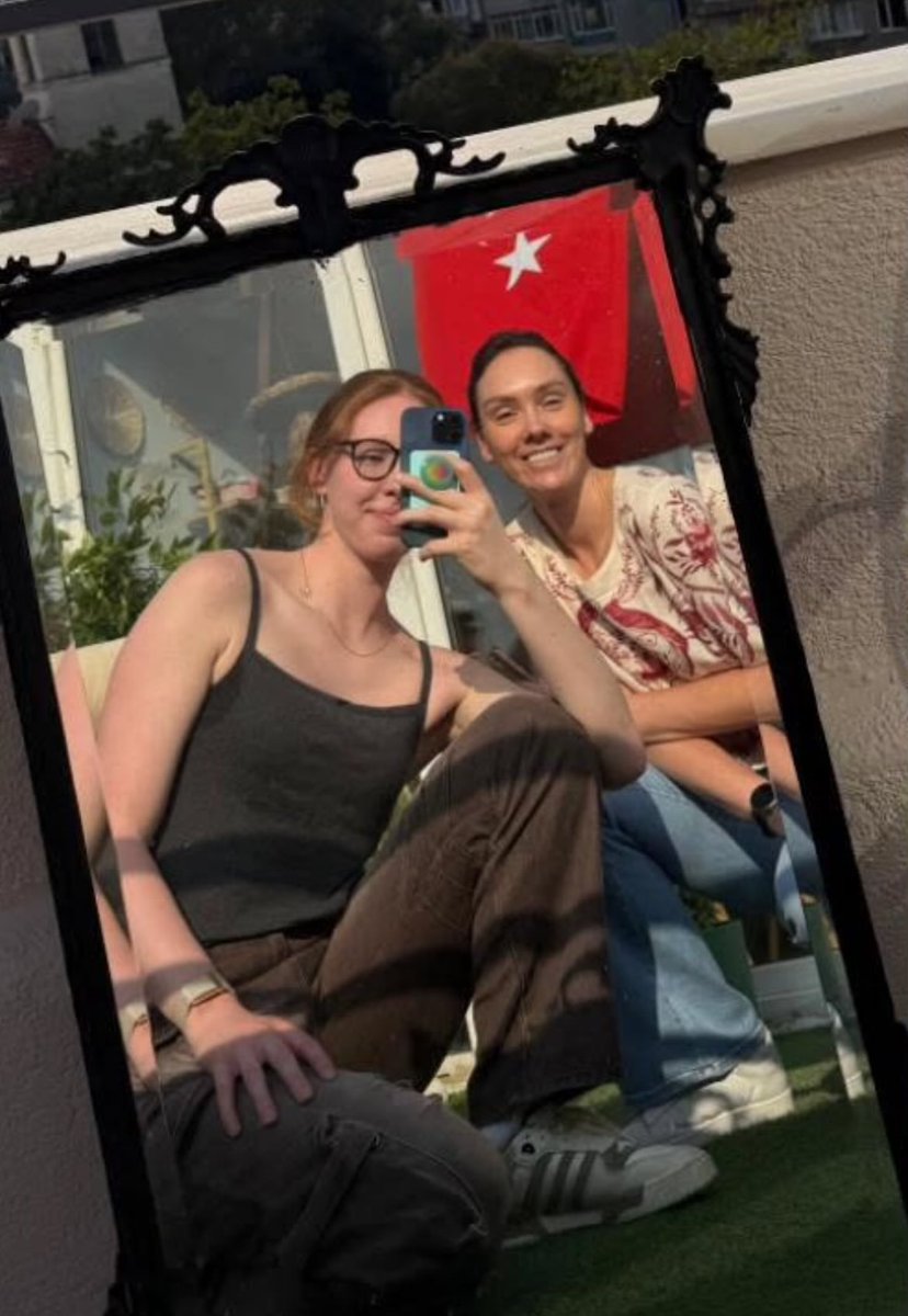 e betinha postando uma foto SÓ com a filha dela pq ela pode!!!