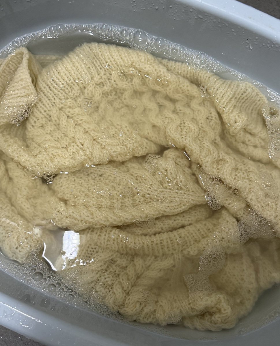 약 600g짜리 가디건 손세탁은 하나의 스포츠라고 볼 수 있죠,, 
근데 고무단 정리된거 보니까 너무 기분좋아