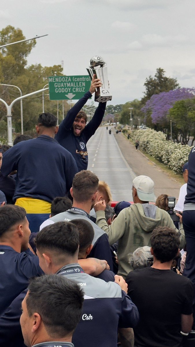 CSIRoficial's tweet photo. LLEGÓ EL CAMPEÓN DEL PUEBLO😉💙⬇️ https://t.co/g4k5aZZmbs