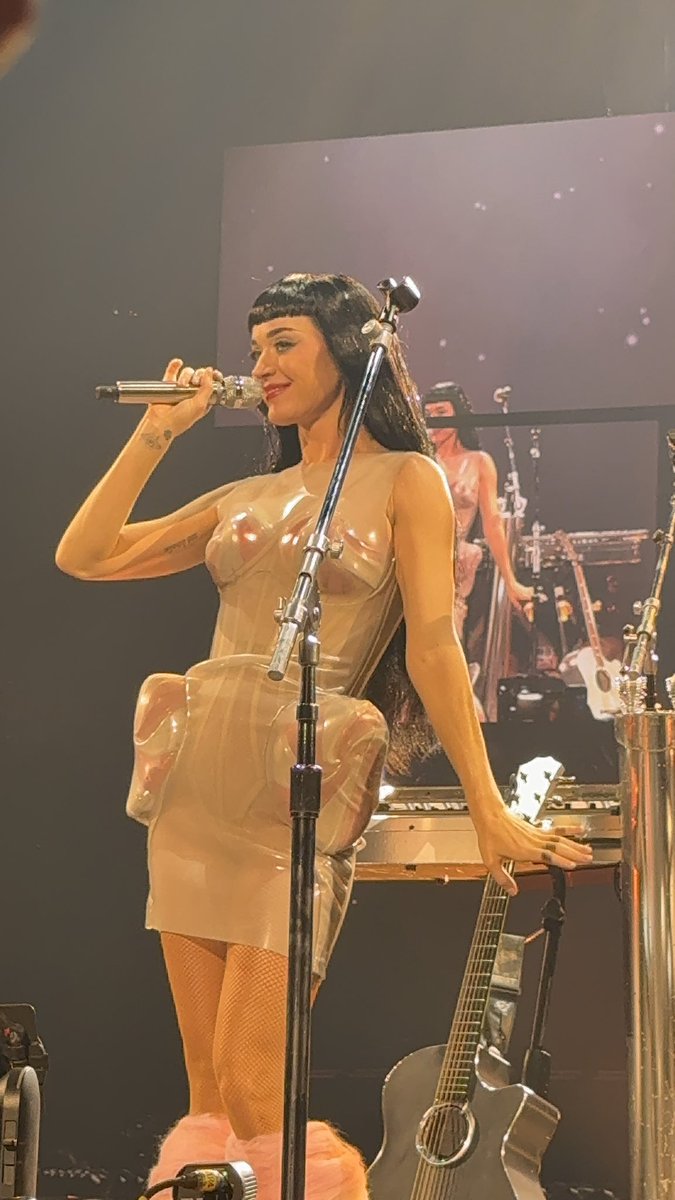 chindas_'s tweet image. merci Katy, merci la vie ❤️‍🩹
et merci pour toutes les belles rencontres @katyssunlight @KatyCat_9784 @KPerry_fans @Mathiilde_Lc @LMC_UR_PEACOCK @thomshkc et tous les autres que j’ai croisé 🫶🏼