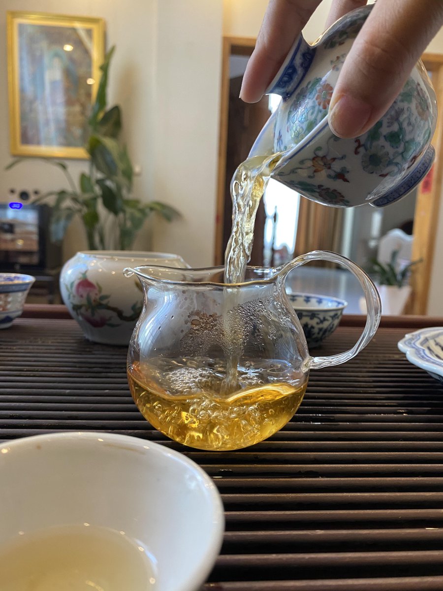 ff6_js's tweet image. 💼 Ambition tastes better with jasmine tea.