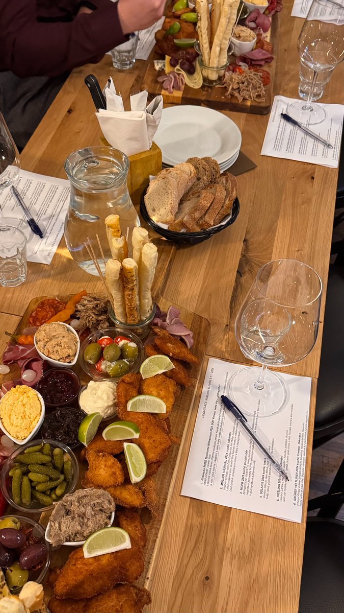 Digres_cz's tweet photo. 🍷 Včerejší teambuilding se nesl v příjemné atmosféře a skleničkách vína! Na degustaci jsme ochutnali spoustu zajímavých vín a společně jsme si užili příjemný večer.
Děkujeme Koštovně u Počtů za příjemný večer a perfektně připravenou nabídku na míru.
#TeamBuilding  #Degustace https://t.co/RPirYuJcNa