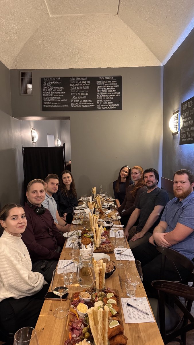Digres_cz's tweet photo. 🍷 Včerejší teambuilding se nesl v příjemné atmosféře a skleničkách vína! Na degustaci jsme ochutnali spoustu zajímavých vín a společně jsme si užili příjemný večer.
Děkujeme Koštovně u Počtů za příjemný večer a perfektně připravenou nabídku na míru.
#TeamBuilding  #Degustace https://t.co/RPirYuJcNa