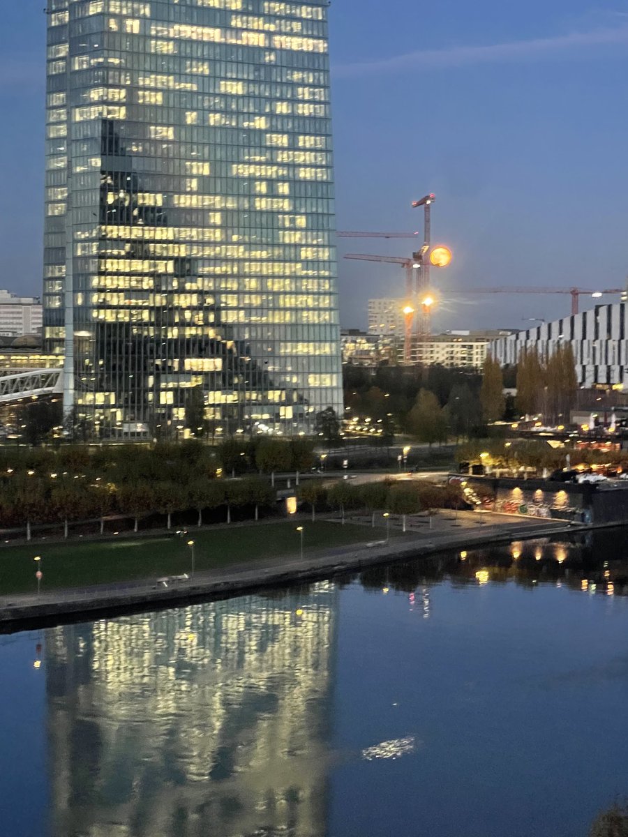 Moon next to #ECB in #Frankfurt.