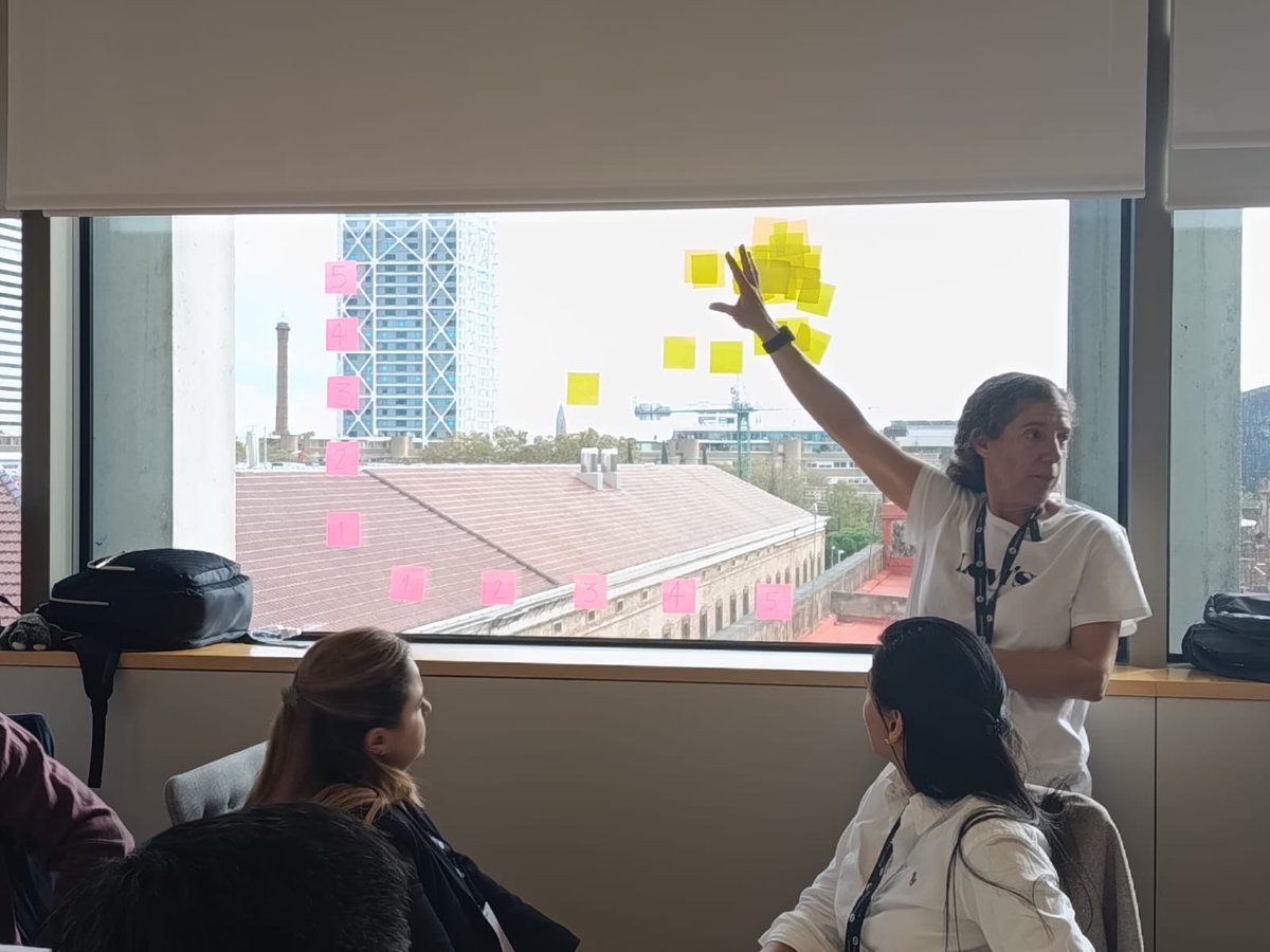 bpalop's tweet photo. Está siendo interesantísima la @STEAMConfBCN !!!

En nuestro taller hemos explorado nuestro proyecto de #FACTSTEAM sobre identidad (docente) desde los datos (mates) y abriendo melones (sociales). https://t.co/KsgGyQhnyl