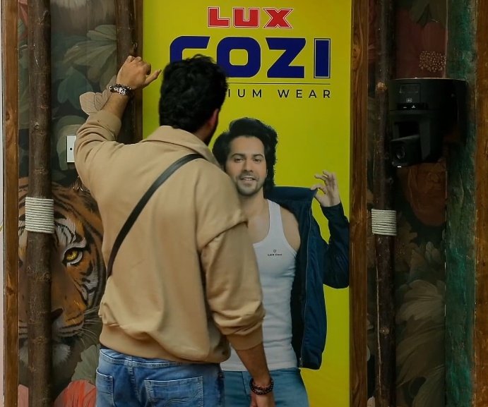 GirlBoss_Azila's tweet image. Others talk about “humanity,” #AbhishekBhajaj actually showed it. Went to check on #Gaurav like a true gentleman. 

Some people could take notes. 😌 #BiggBoss19 @EndemolShineIND @Banijayasia