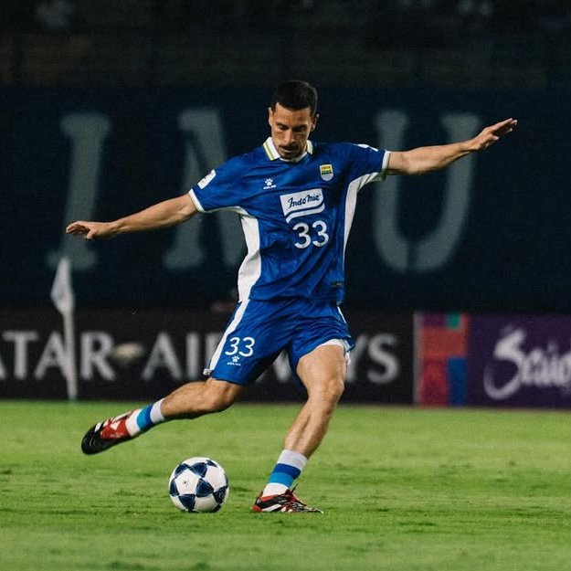 TimnasXtra's tweet photo. 🇮🇩 Thom Haye vs Selangor 🇲🇾

• 89 minutes played
• 4 ball recoveries
• 2 shots on target
• 43/50 (86%) accurate passes
• 4/5 (80%) accurate long balls
• 14 passes into the final third
• 6 key passes

𝐓𝐡𝐞 𝐏𝐫𝐨𝐟𝐞𝐬𝐬𝐨𝐫 — and it’s easy to see why. 🧠 https://t.co/mbksBx4XOQ