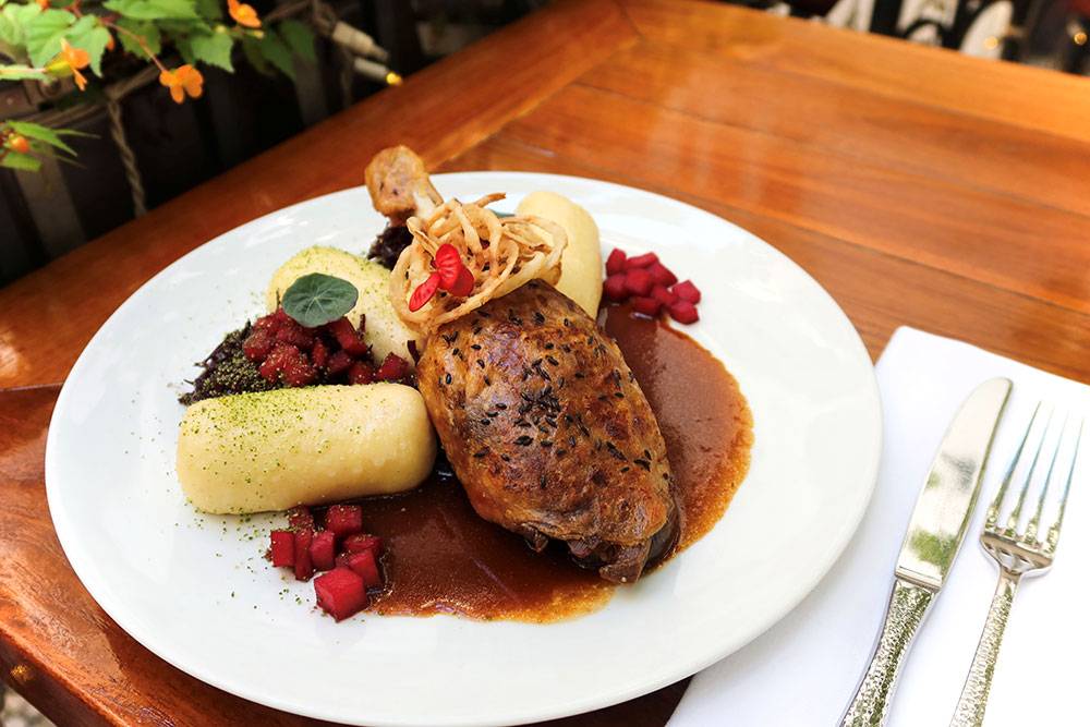 Discover where to savour the finest St. Martin’s goose in Prague. Our article highlights the city’s most exquisite menus, restaurants, and celebrations honouring this beloved autumn tradition with style and flavour.
praguest.com/en/st-martins-…