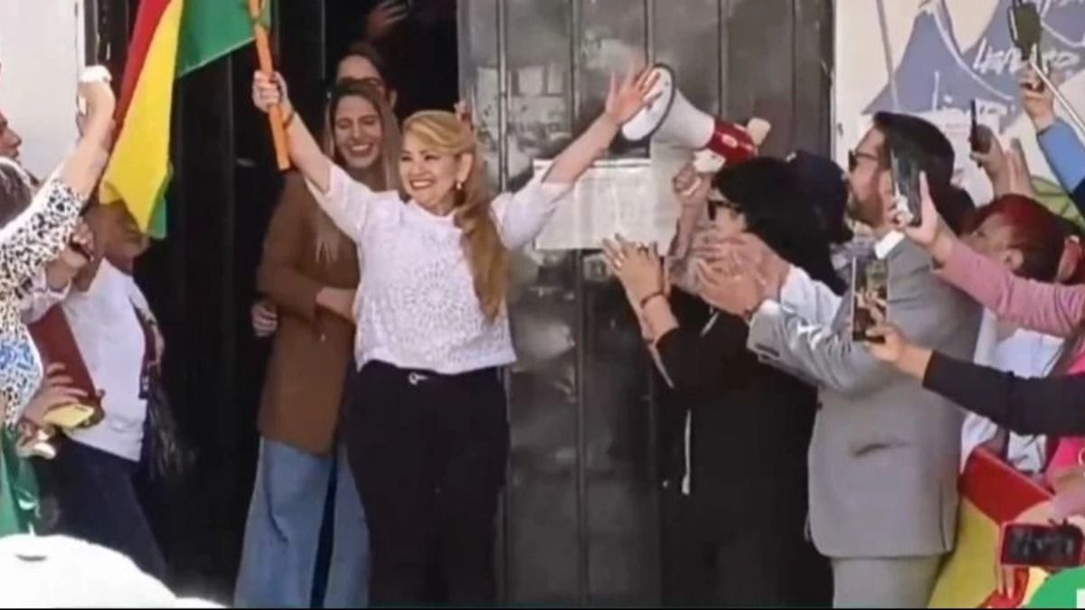 AdrianOlivaTja's tweet photo. La libertad de Jeanine es un abrazo a la democracia. Bolivia necesita una justicia independiente. 
#Libertad
#Democracia https://t.co/7RSDVLz8Gh