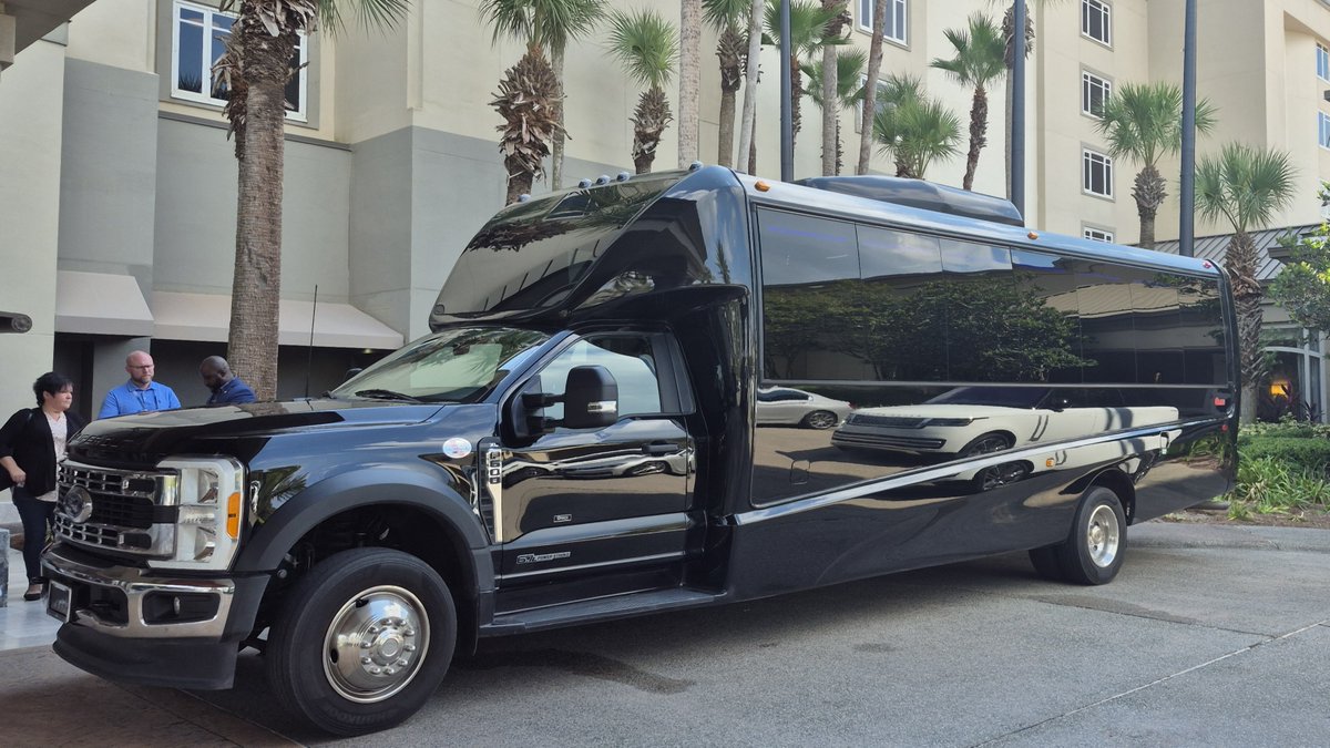 JBCLS1JAXLimo's tweet image. Do you need a chauffeured mini bus for corporate travel or a friends and family holiday outing? Book our plush Grech Minibus for Jacksonville group travel and leave the driving to us.

#jacksonville #minibus #partybus #grouptransportation