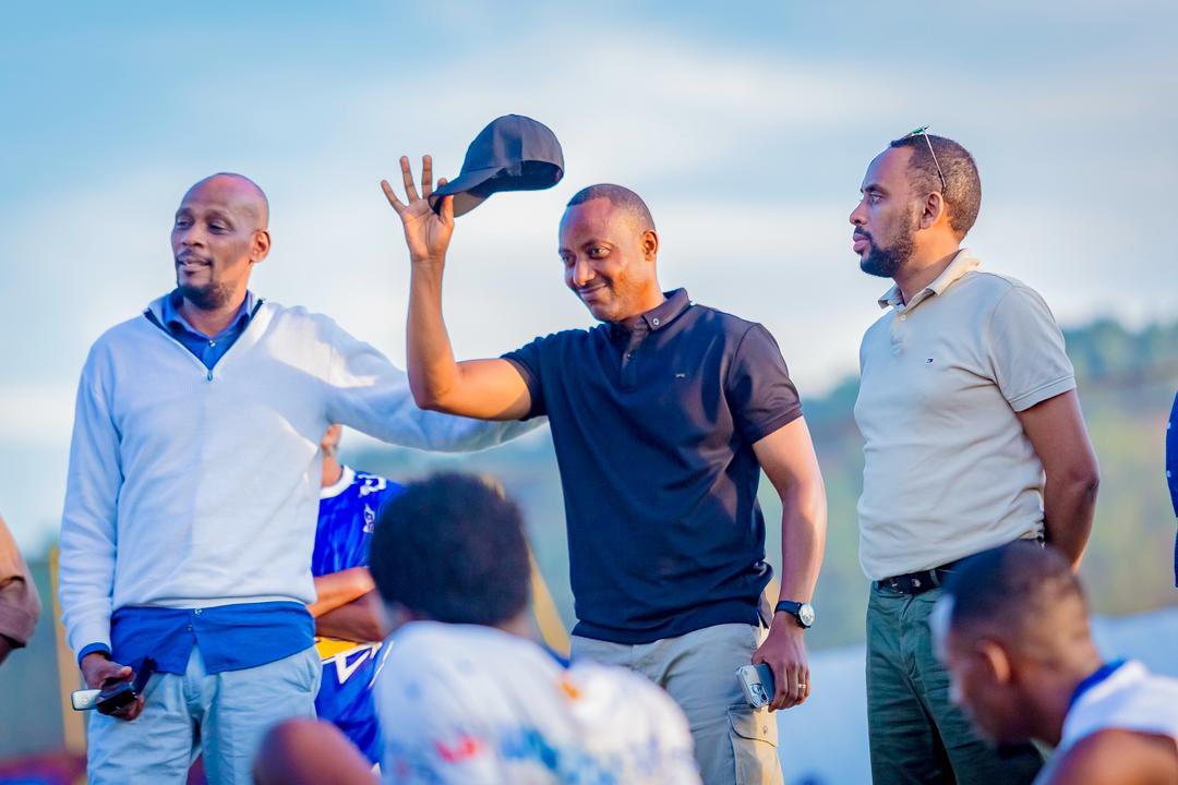 rayon_sports's tweet photo. #RPL || #APRRAY
Abayobozi n’abakunzi ba Rayon Sports basuye imyitozo y’ ikipe yitegura guhangana na APR FC…
Imyiteguro irakomeje!!!
Turi #Gikundiro https://t.co/1UB4A8scT9