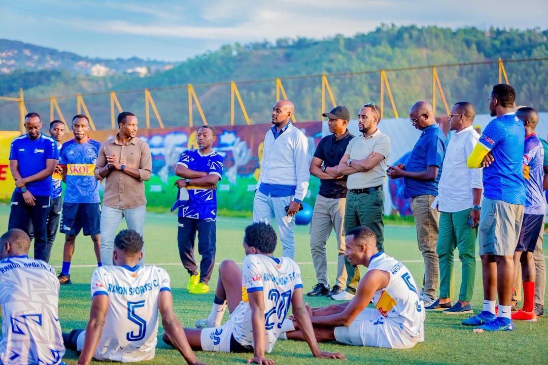 rayon_sports's tweet photo. #RPL || #APRRAY
Abayobozi n’abakunzi ba Rayon Sports basuye imyitozo y’ ikipe yitegura guhangana na APR FC…
Imyiteguro irakomeje!!!
Turi #Gikundiro https://t.co/1UB4A8scT9