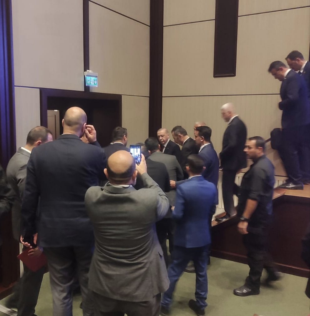 UniBaDer's tweet photo. @RTErdogan  @_cevdetyilmaz @avabdullahguler @ilhan_hatipoglu @erolozvar Cumhurbaşkanımız Sayın Recep Tayyip Erdoğan'a Üniversite Daire Başkanlarının Makam/Görev mağduriyeti ile ilgili dosyamızı takdim ettik. İlgilerinden dolayı minnettarız.  Hayırlı haberler bekliyoruz. https://t.co/cRQAaTCHru
