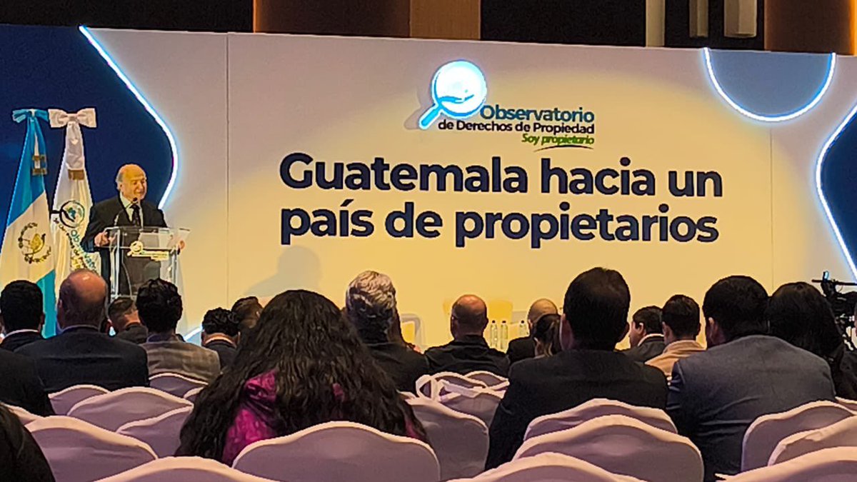 Soloen_Guate's tweet photo. En el seminario “Guatemala hacia un país de propietarios”, el experto internacional Hernando de Soto compartió datos que invitan a reflexionar:

📊 Según el International Property Rights Index:

El 80% de la población mundial vive en países donde no se respeta la propiedad privada.

Solo el 16% vive en lugares donde sí se respeta.

Los países con respeto a la propiedad privada tienen 21 veces más ingresos del PIB que los que no.

🇬🇹 En Guatemala, la usurpación de tierras se ha vuelto un patrón sistemático.
Entre 2020 y 2024, se han presentado más de 2,400 denuncias al año, pero solo el 1% logra sentencia firme.

Respetar la propiedad privada no es solo un tema legal, es la base del desarrollo y la estabilidad de un país.

#SOLOENGUATE #Guatemala #PropiedadPrivada #LegalidadGT #DesarrolloGT #TerritorioGT #HernandoDeSoto