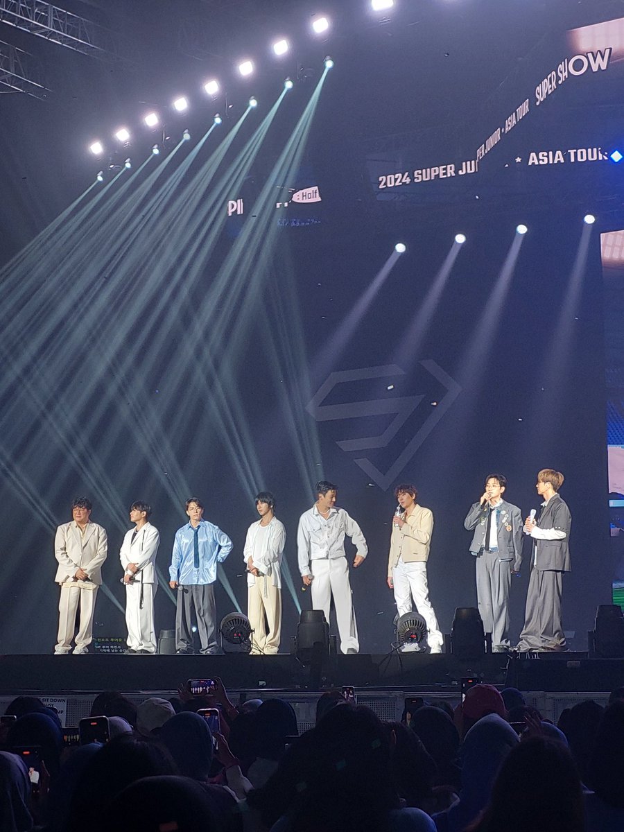 avi4696's tweet photo. Through 20 years of ups and downs, but Suju chose to always be TOGETHER 🥹 Happy 20th Debut Anniversary! 💙 @SJofficial #SUPERJUNIOR #슈퍼주니어 #20toEternitySuperJunior 
#슈퍼주니어_더라스트맨_스탠딩 https://t.co/X9pzaePGXK
