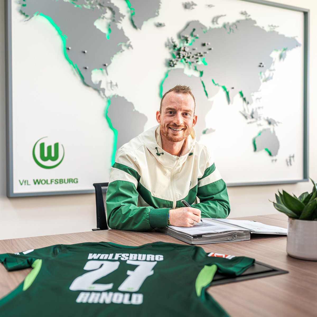 VfLWolfsburg_PT's tweet image. 💬 Maximilian #Arnold: “Estou convencido do caminho que o clube trilhou e quero continuar assumindo responsabilidades: pela equipe, pelo clube e pelos nossos torcedores. Portanto, para mim, foi claro: permanecerei em Wolfsburg com total convicção.”

🟢⚪️ #VfLWolfsburg