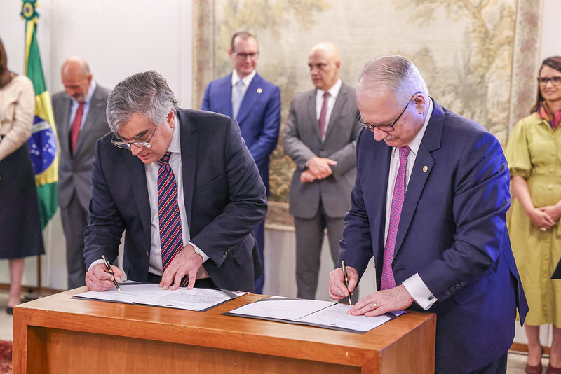 🫱🏽‍🫲🏾<a href="/STF_oficial/">STF</a> e USP firmam acordo para fortalecer cooperação acadêmica e científica. A parceria aproxima o Judiciário do meio acadêmico e incentiva o desenvolvimento de políticas públicas: bit.ly/parceria-usp

#PraTodosVerem: contém descrição da imagem