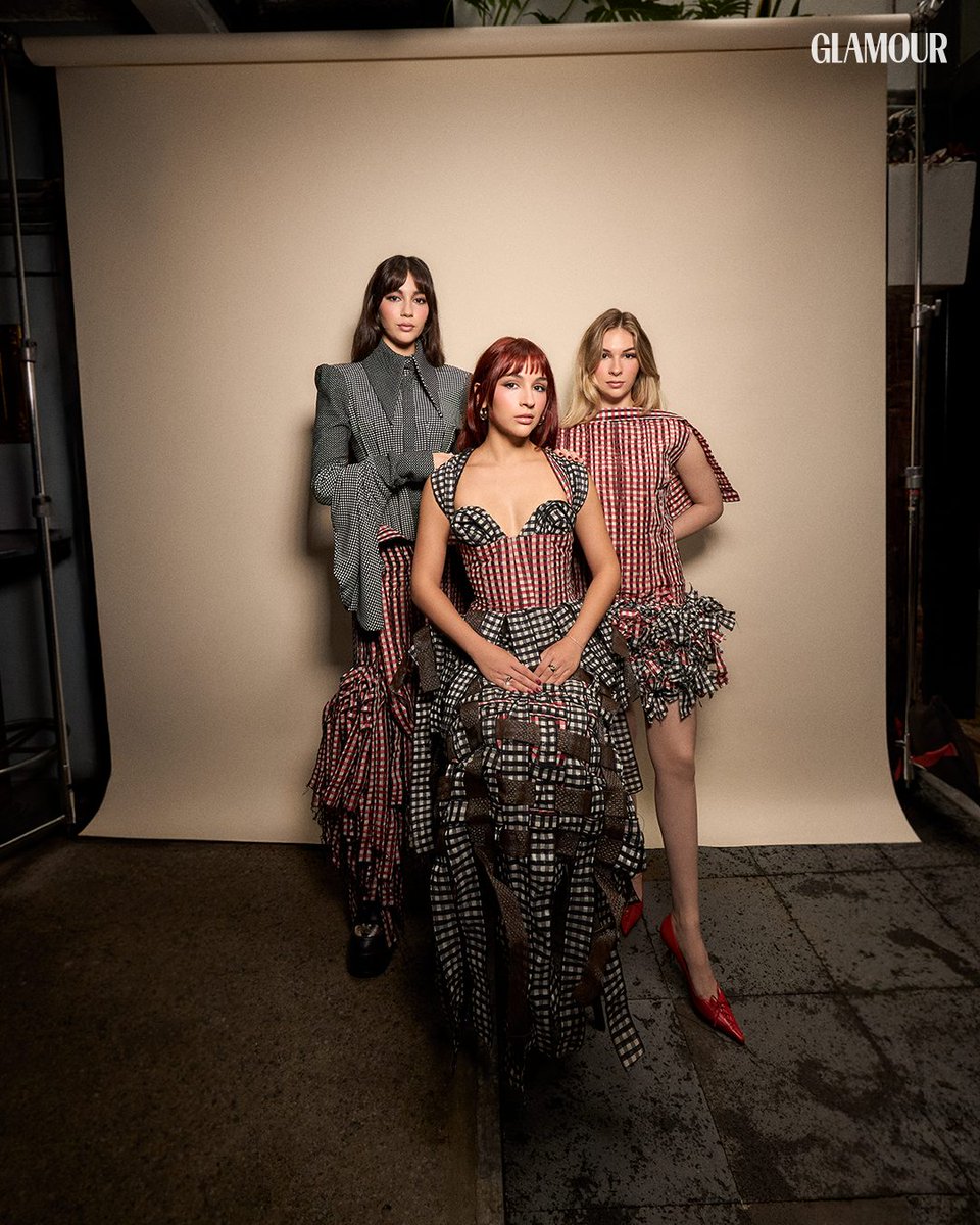 GlamourMex's tweet photo. “Nos tenemos un amor incondicional mutuo, que hemos forjado durante todas nuestras vidas y siempre vamos a querer lo mejor para nosotras, porque más allá de ser colegas y empresarias, siempre seremos hermanas.” ❤️
Para #TheWarning, el verdadero poder del rock no solo está en los acordes, sino en la unión que nace del corazón. Paulina, Daniela y Alejandra han convertido su hermandad en una fuerza imparable que inspira a mujeres dentro y fuera de la música: https://t.co/wqzMwvYwKW ✨

#GlamourWOTY #MujeresDelAño #WOTY2025 #TheWarningEnGlamour