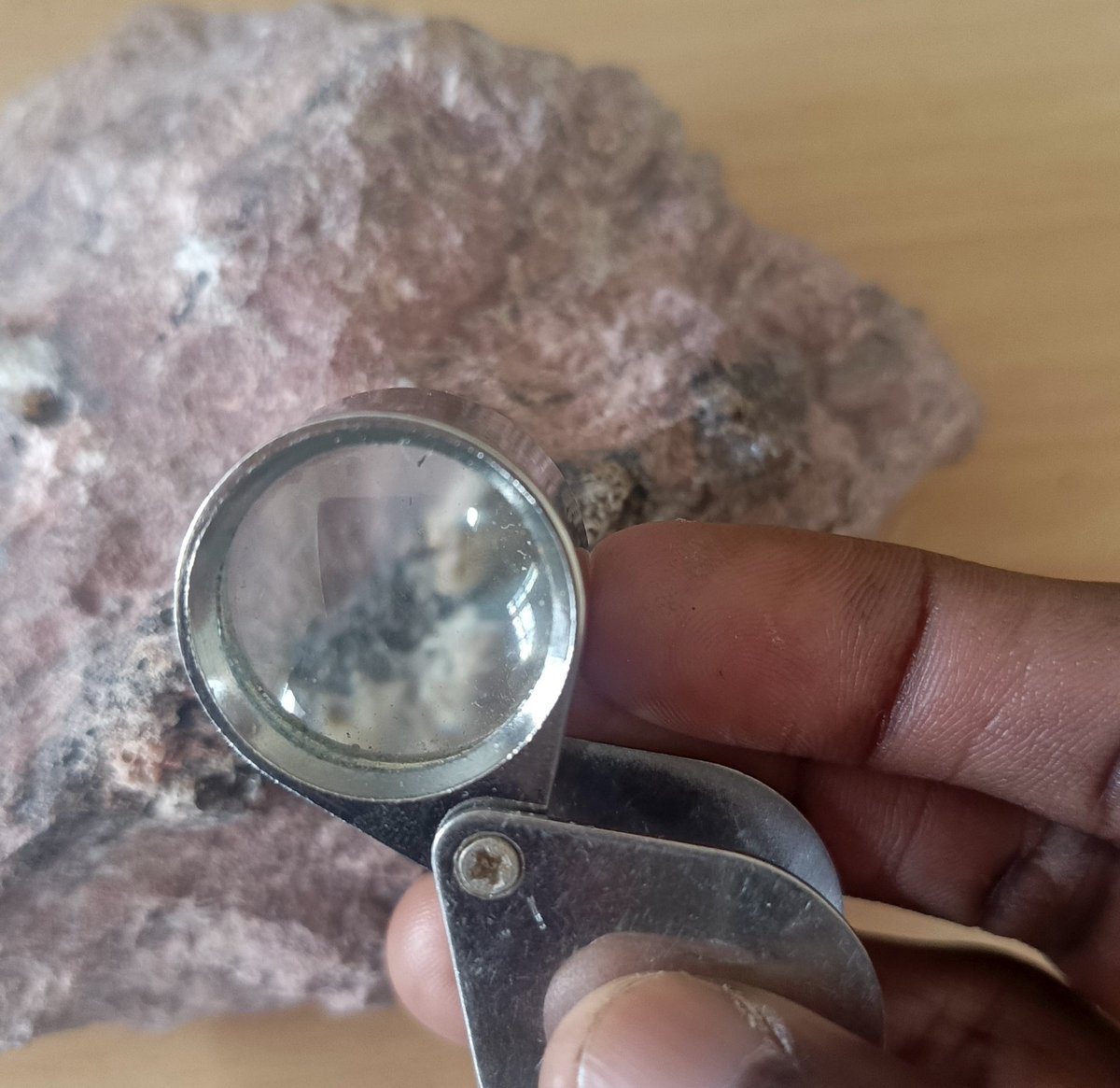 DeborahTusingw4's tweet photo. How close should I bring my handlens to the eye?
A clear rock observation starts with the right distance and lighting.
Hold it close, focus well, and let the texture speak.
Need mineral exploration services?
Call us:
+256770836731
#rock #handlens #MineralExploration #Geology https://t.co/qLhi5wFvrT