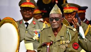 mediacongo's tweet photo. #RDC : Le 1er sergent Mukoko #Ndotoni, vétéran de la Force Publique, est décédé aujourd’hui à l’âge de 104 ans aux Cliniques universitaires de #Kinshasa.
Il avait combattu, à l’époque du Congo belge, durant la Seconde Guerre mondiale, en #Abyssinie et à #Gambela (#Éthiopie), écrivant ainsi l’épopée des victoires de l’armée congolaise. En reconnaissance pour son sens du devoir, il avait été décoré et élevé au rang de Commandeur de l’Ordre de la Couronne par le roi #Philippe lors de sa visite à #Kinshasa en juin 2022.