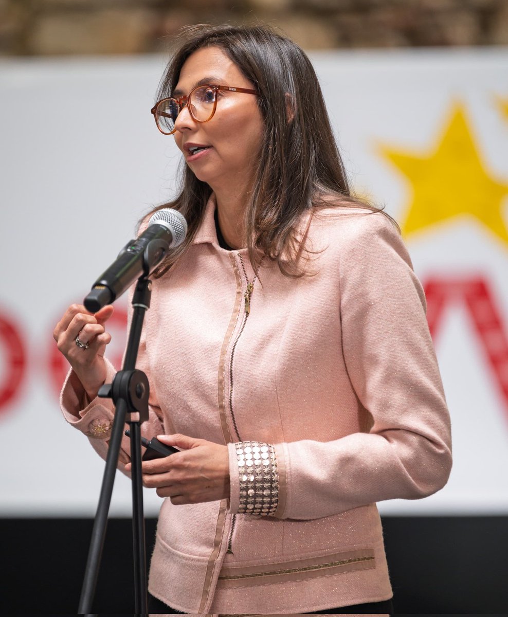 Bogota's tweet photo. #AquíSíPasa Bogotá, mi ciudad, mi casa a través de @HaciendaBogota, emitió su primer bono verde internacional para financiar proyectos de movilidad sostenible, convirtiéndose en la primera ciudad de América Latina en lograr este hito. https://t.co/gxbz4navIP