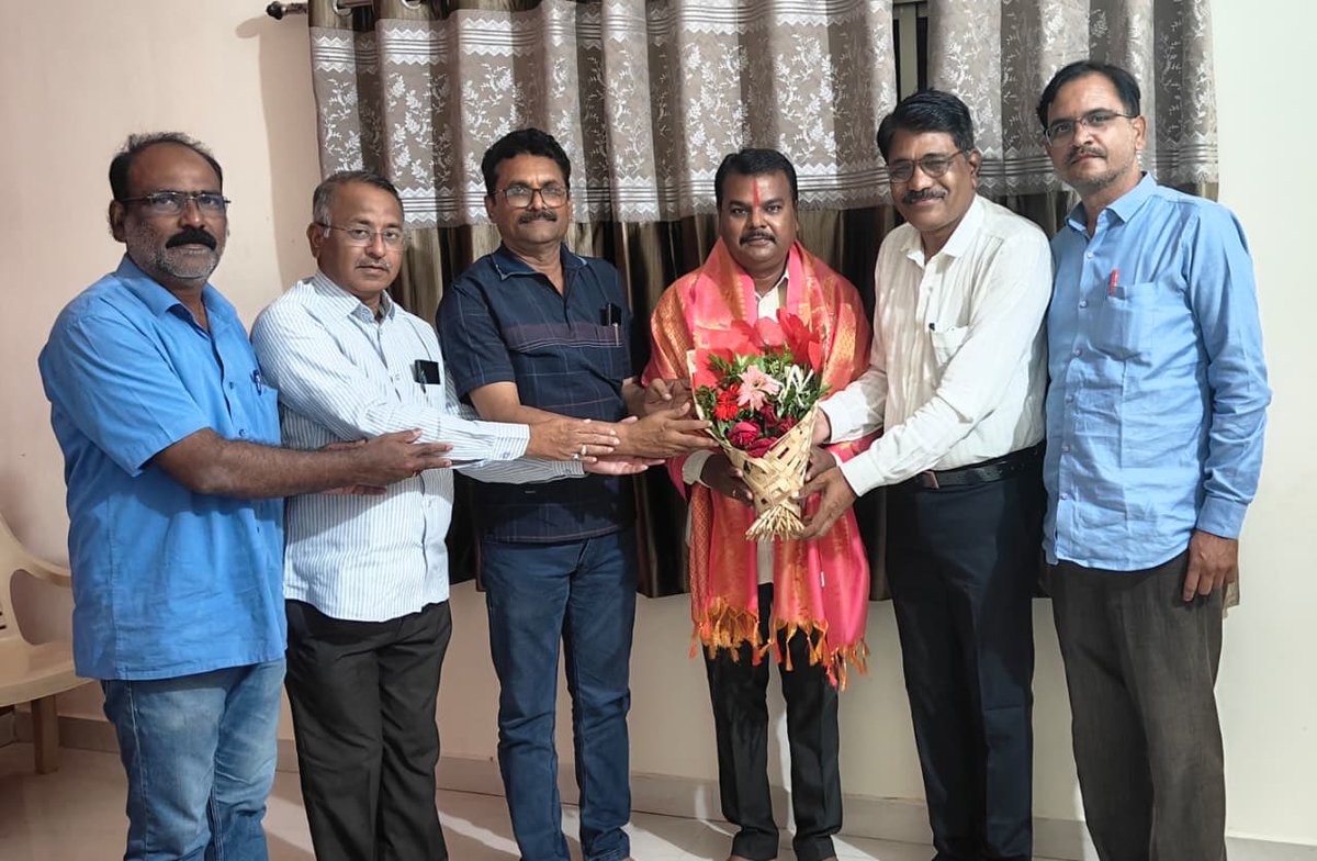 प्रिय मित्र व सहकारी शशिकांत बडे सर यांची MPSC कडून उपशिक्षणाधिकारी कोल्हापूर निवड झाली म्हणून सत्कार करण्यात आला. मनःपूर्वक अभिनंदन सर 💐💐💐