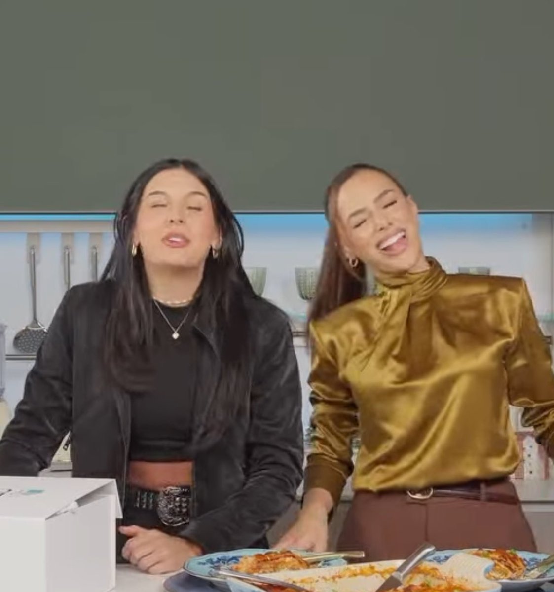 Luqocx's tweet image. O que a insegurança com a vivibora uniu, ninguém separa né?
Duas retardada abestalhada