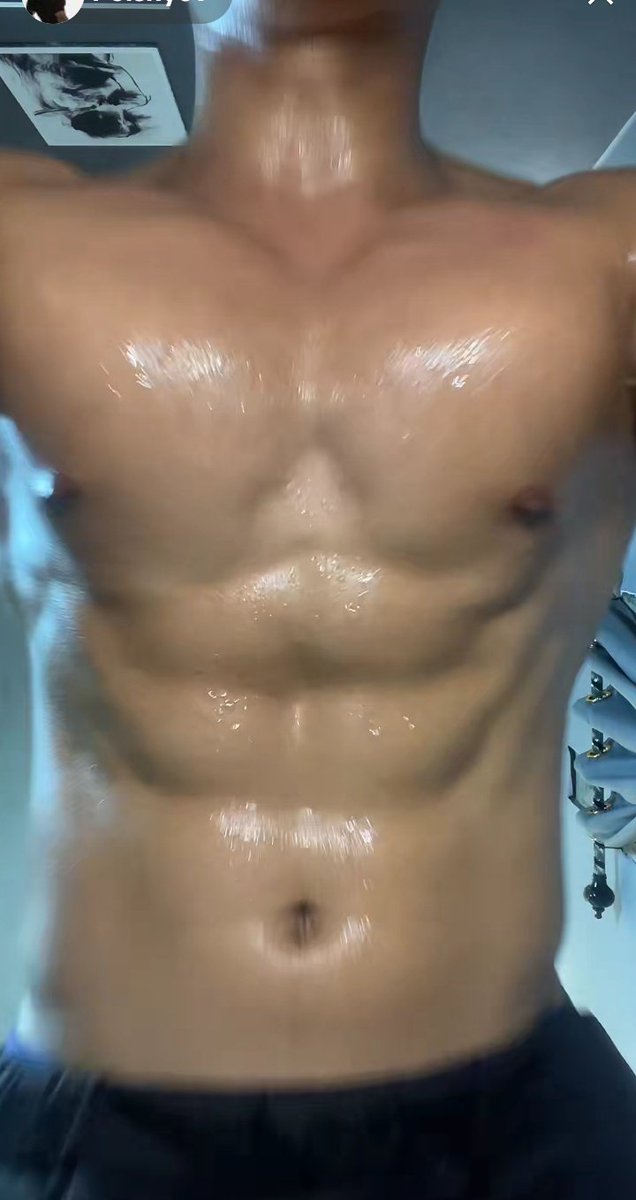 everyone be quiet, my show is on! 😋