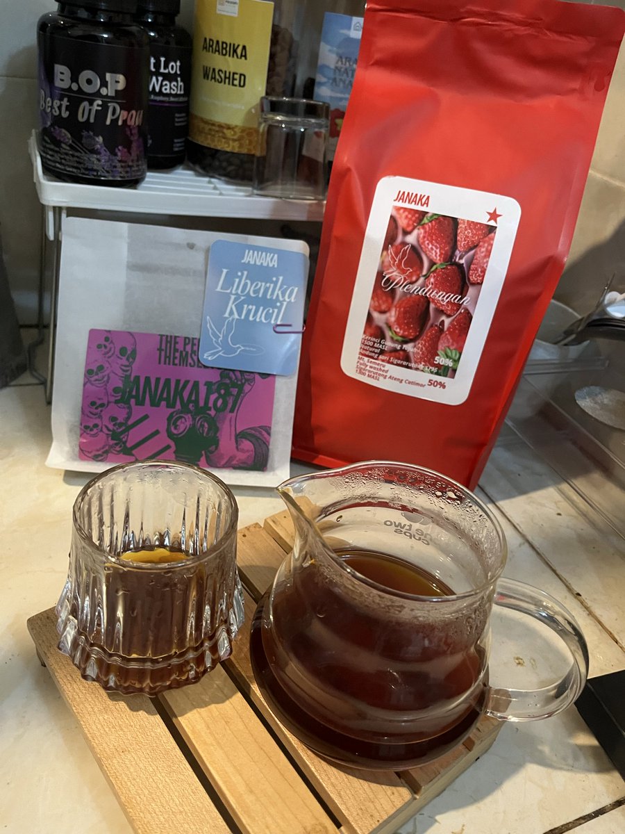 B_aja_'s tweet photo. ☕️ = salak 
Liberika krucil https://t.co/TjJaVpKdoz