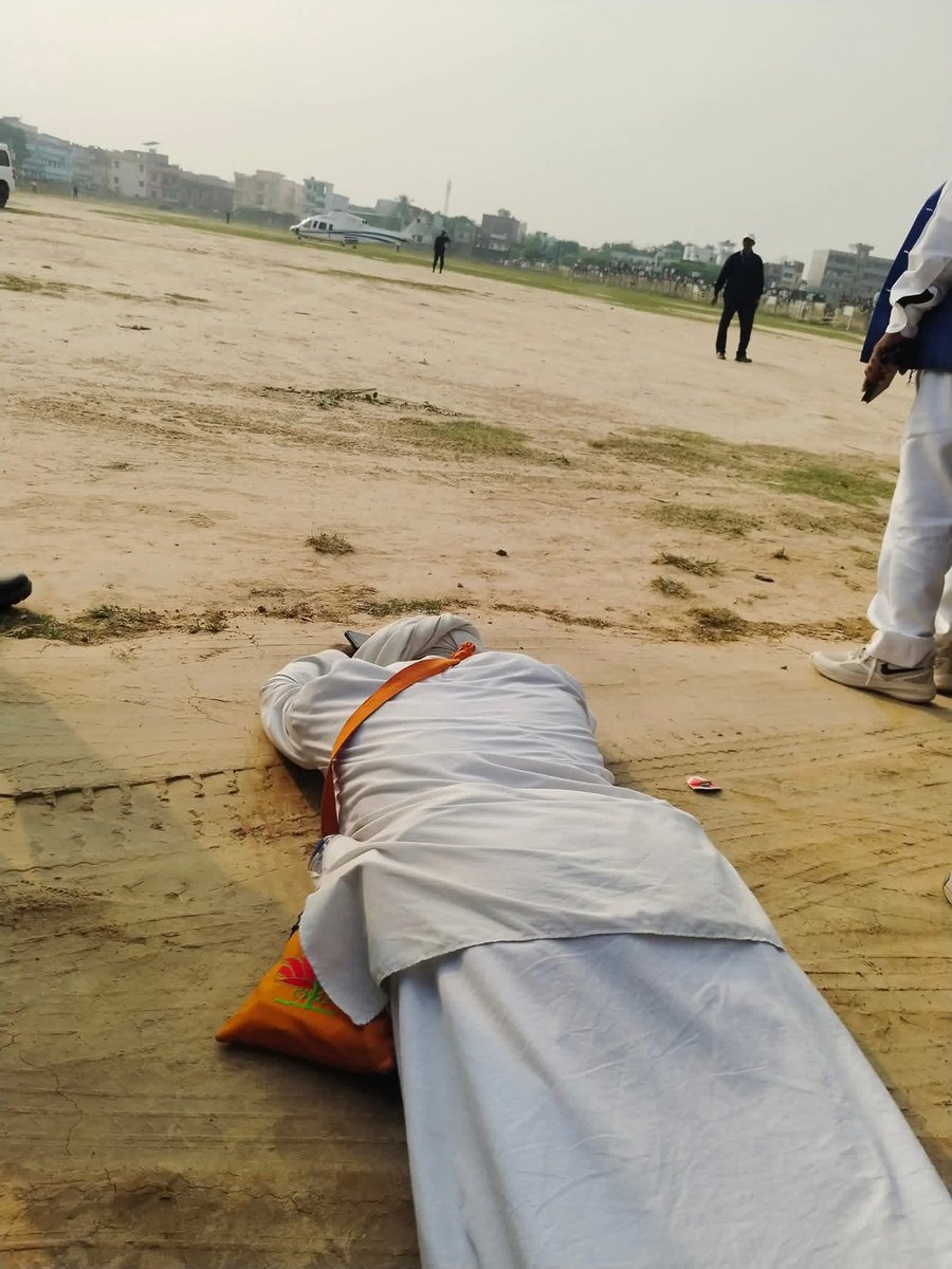 jitu_rajoriya's tweet image. श्रद्धा, सम्मान, समर्पण, निस्वार्थ प्रेमभाव

मैने अपने जीवन में बहुत बडी - बड़ी रैलियों को कवर किया, लेकिन बहन जी जैसी दीवानगी कहीं नहीं देखी। इन्होंने बहन जी के हेलिकाप्टर को देखकर जमीन पर लेटकर उन्हें नमन किया।

मैं दावे के साथ कह सकता हूं कि ये किसी और रैली में होते तो भीड़ के…