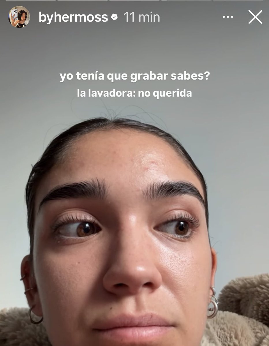 Vive sola, su “trabajo” consiste en grabarse unos cuantos TikToks desde su casa… y aun así no es capaz de organizarse para poner una lavadora sin que le estorbe en su apretada agenda.
De verdad, me da entre risa y tristeza el nivel de inutilidad que se maneja.