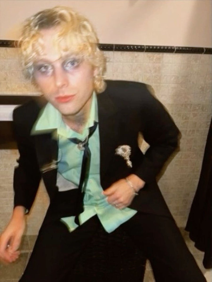 i put on a suit, i put on a tie✨

#5SOS_SELFIEDAY