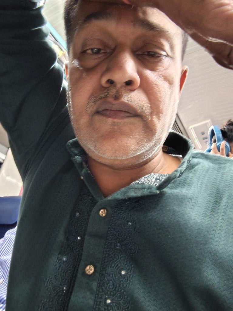 SunilAdvINC's tweet photo. Vande Bharat trains need front head rest and it is possible,long distance sitting trains be provided with more comforts , above table tray it can be provided with head rest https://t.co/zi53oe8AXE