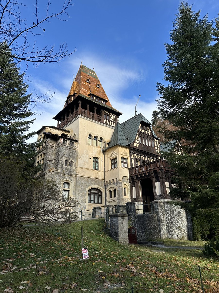 Yaroslav_PI's tweet photo. 1. #Transylvania – Not just Dracula’s land. It’s a fascinating mix of Saxon, Hungarian, and Romanian cultures, cobbled streets, and fairytale cities like Sibiu and Brașov. https://t.co/zcLsbQq2Ax