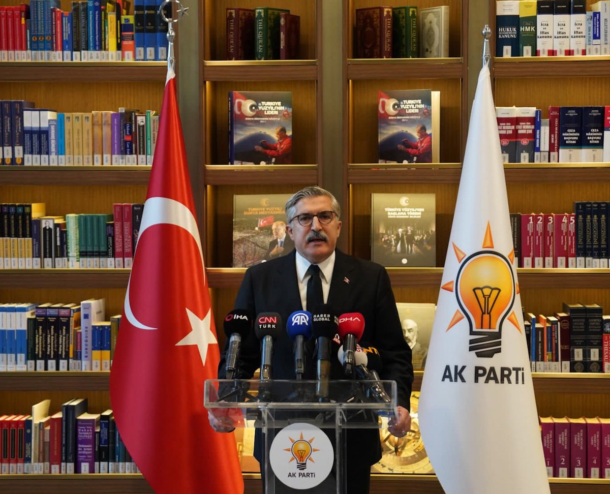 📍 AK Parti Genel Merkezi 🇹🇷

Deprem bölgesindeki çalışmalara ilişkin bir basın açıklaması gerçekleştirdik.

Deprem bölgesinde hak sahibi olan 453 bin vatandaşımız için evlerin temelleri atılmıştır.

İnşallah 6 Şubat’la birlikte bu evlerin tamamı teslim edilecektir.
Bu, insanüstü