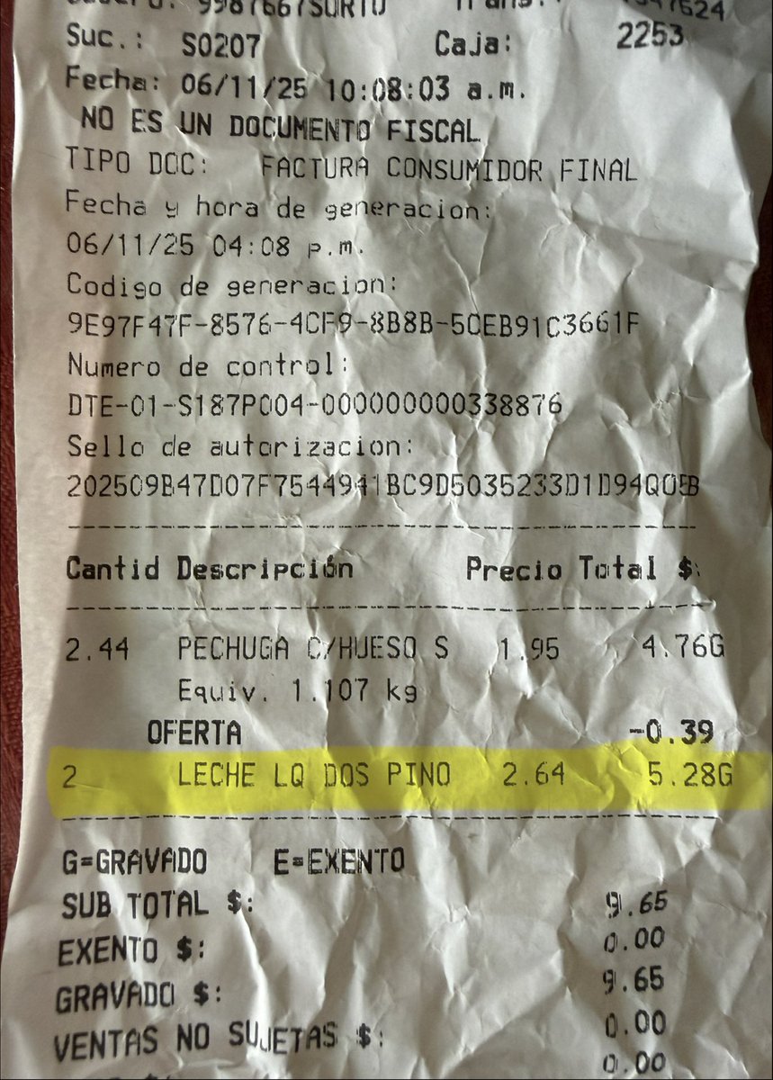 Miren cómo los TIMADORES de <a href="/superselectos/">Súper Selectos</a> le roban a los consumidores. 

Leche Dos Pinos:

Precio en viñeta $2.42
Precio cobrado $2.64

Claro, pero <a href="/nayibbukele/">Nayib Bukele</a> y éste gobierno le permite a éstos ladrones, que le roben a la gente descaradamente, hasta le promocionan en cuentas