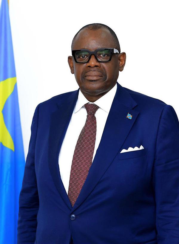 KiengeKki's tweet image. 🔴 #Mines_RDC🇨🇩 🇨🇳
Pour la première fois e, on suspend une entreprise chinoise pour pollution à #Lubumbashi, de #CDM. 
Félicitations au ministre #WaKabamba. 
"Je suspends toutes les activités de cette société pour une période de 3 mois. Si nécessaire, nous allons prolonger cette