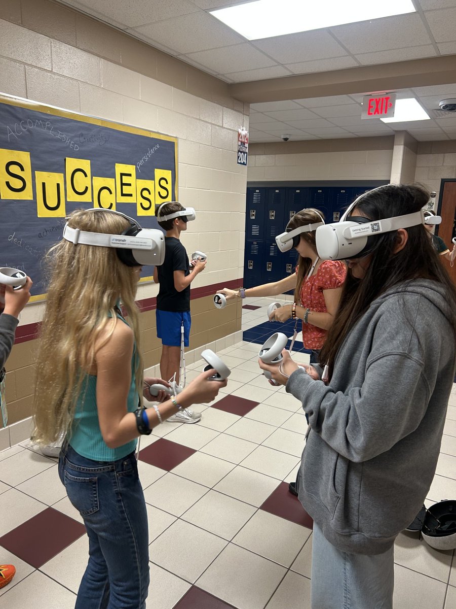 ConroeISD's tweet image. York Junior High CTE students are using VR technology to explore careers and develop essential skills. 🚀