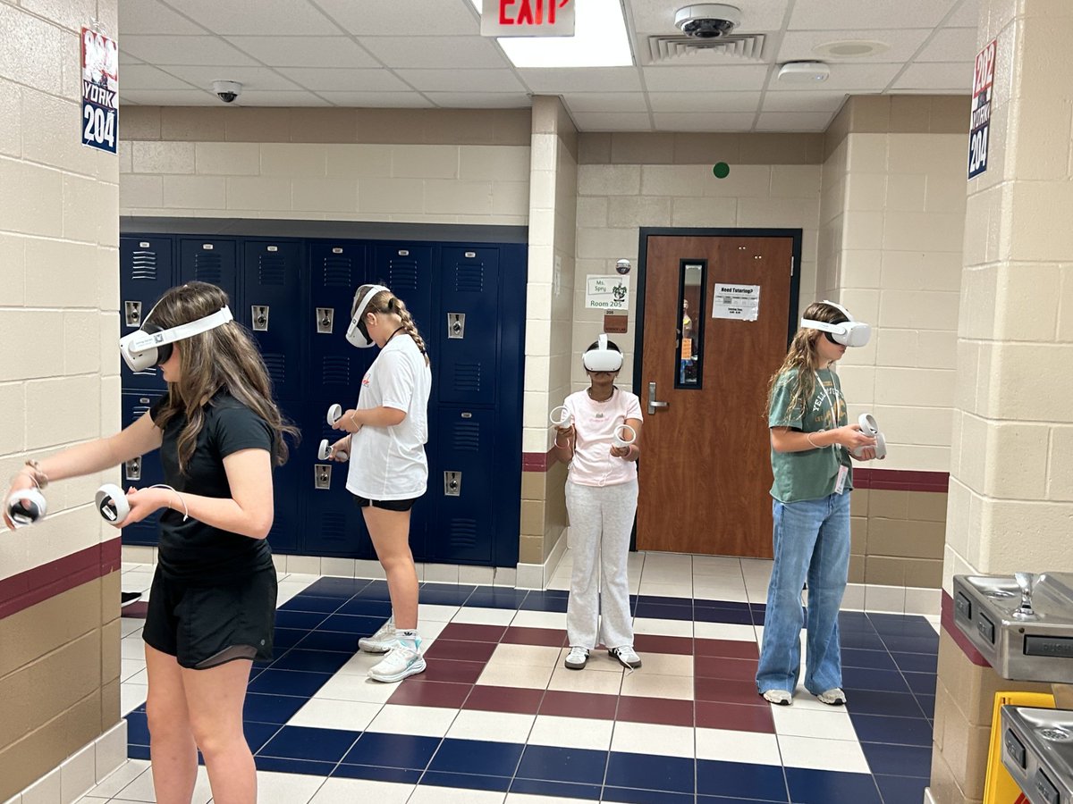 ConroeISD's tweet image. York Junior High CTE students are using VR technology to explore careers and develop essential skills. 🚀