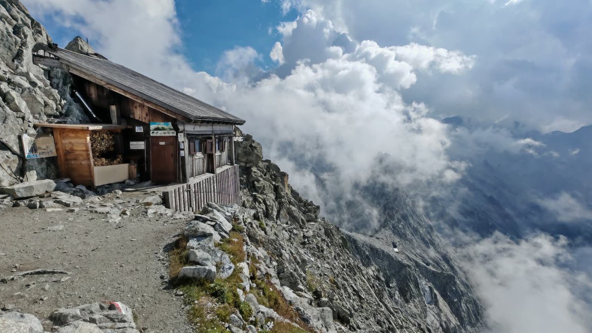 TriFunFit's tweet image. Clouds, tunnels, and WWI history on the 𝑆𝑒𝑛𝑡𝑖𝑒𝑟𝑜 𝑑𝑒𝑖 𝐹𝑖𝑜𝑟𝑖 in Adamello.
 A mountain trail that leaves a mark. 🏔️🗺️
 
#Adamello #Hiking #TrailRunning #WWI #MountainLife #SentieroDeiFiori #TriFunFit