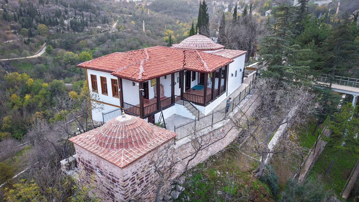FaikSOZER's tweet photo. UNESCO 43. Genel Konferansı’nda alınan kararla, “Şeyh Edebali’nin Vefatının 700. Yıl Dönümü (2026)”, Türkiye’nin teklifi ve kardeş ülkelerin desteğiyle UNESCO Anma ve Kutlama Yıl Dönümleri Programı’na dahil edilmiştir.

Bu karar; Türk-İslam dünyasının manevi öncülerinden, Osmanlı’nın fikrî temellerini atan, “İnsanı yaşat ki devlet yaşasın” anlayışını bizlere miras bırakan Şeyh Edebali Hazretleri’nin evrensel değerini tüm dünyaya hatırlatacak önemli bir adımdır.

Bilecik Valiliğimiz himayelerinde, İl Kültür ve Turizm Müdürlüğümüzün koordinasyonunda yürütülen çalışmaların sonucu olarak gerçekleşen bu süreçte emeği geçen herkese teşekkür ediyorum.

UNESCO tarafından “Şeyh Edebali’nin Vefatının 700. Yıl Dönümü (2026)”nün anma yılı olarak ilan edilmesi, dirilişin ve kuruluşun şehri Bilecik ve ülkemiz için hayırlı olsun.
@bilecikvaliligi