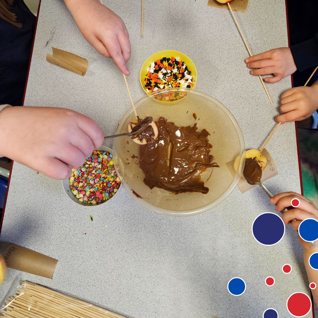 BrookfieldSM3's tweet photo. Chocolate + Apples + Sprinkles = Pure Fun! ๐๐ซ
Our wrap-around care children have been creative making these decorated apple pops. They look delicious! ๐
#WrapAroundCare #AfterSchoolSnack #CreativeChildren #ApplePops https://t.co/5zFKXEMY7h
