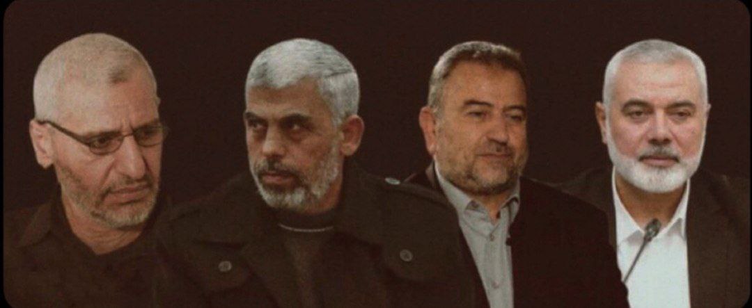 فَسَلامُ رَبِّ العُلا عَلَى أَرْوَاحِكُم،
عِشْتُم فَخْرًا وَرَحَلْتُم وَالمَجْدُ يَكْتَمِل،

كنتم نُور الظُّلْمَةِ وَرُوحَ الشُّجَاعَة،
وَبِأَفْعَالِكُم يزْهُو الأَملُ فِي كُلِّ مَكَان،

سِيرَتُكُم نِبْرَاسٌ وَفِي القُلُوبِ يَلُوح،
تُنِيرُ طَرِيقَ الحَيَاةِ وَتَسْكُنُ فِي الرُّوح