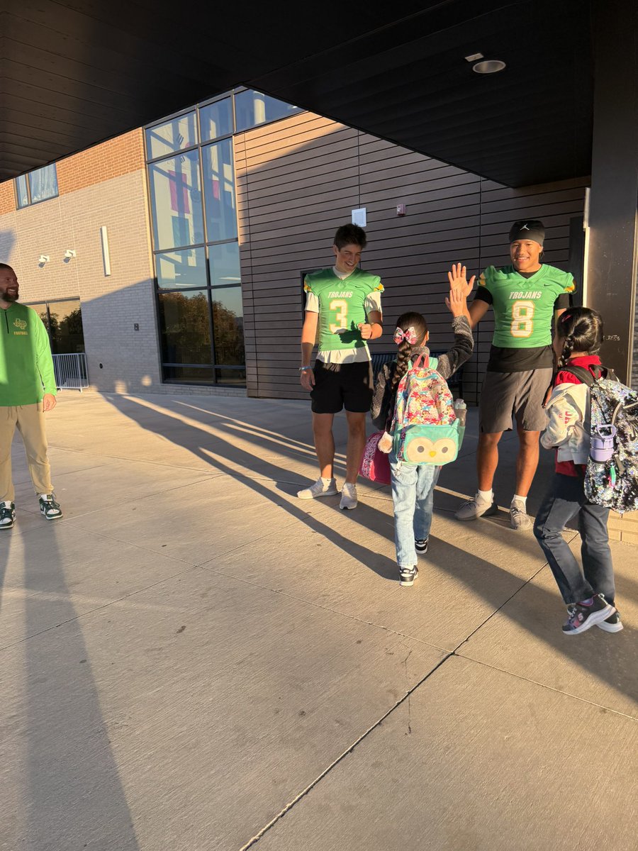 ThaBallCoach's tweet image. We had an incredible time visiting Good Elementary this morning! It was great seeing all the smiles and energy from the kids. Looking forward to our next visit soon! #TAAT #TrojanNation🟢🟡